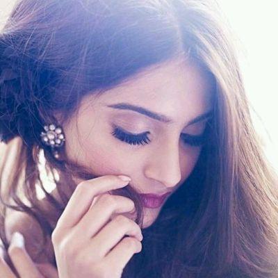 ‏اكبر فخر لناس إني من الناس♡ .. واكبر فخر للأرض ممشاي فيها  ♡..