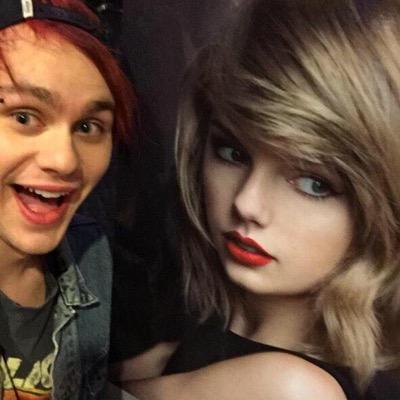 Lukes_pengiuns's profile picture. Fanpage Lukes percing is life Michaels hair is colorful Calums not asian Ashton owns the coolest bandanes ☺️