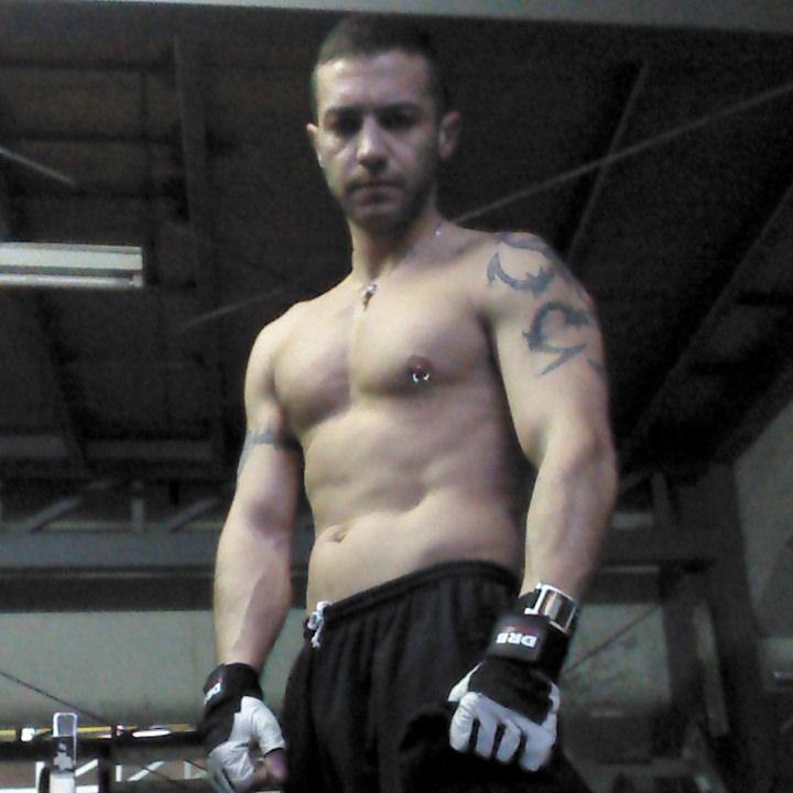 JAVI_ST's profile picture. Mientras yo buscaba un para siempre, tú querías un mientras tanto.