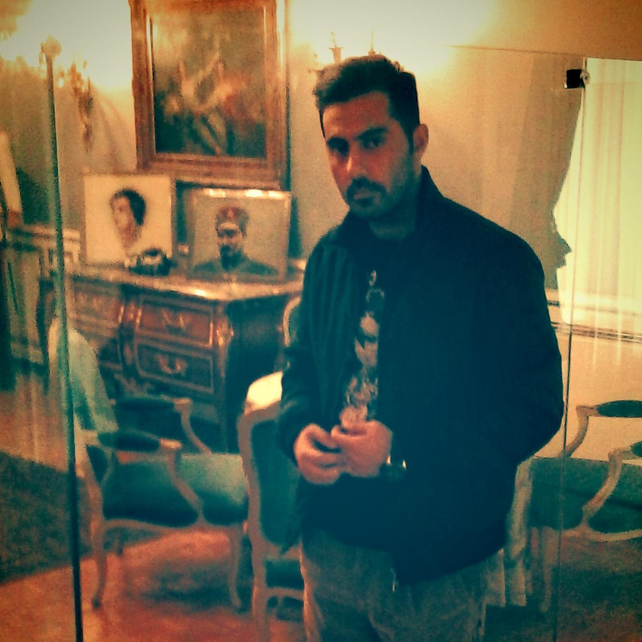 یک دست جام باده و یک دست زلف یار    رقصی چنین میانه ی میدانم آرزوست
insta:peyman_soleymanii