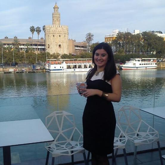 Sevillana, amante de mi ciudad. Persiguiendo sueños y deseos por cumplir.
Graduada en Radiología.
Técnica  en Dietética  y Técnica en Imagen para Diagnostico
