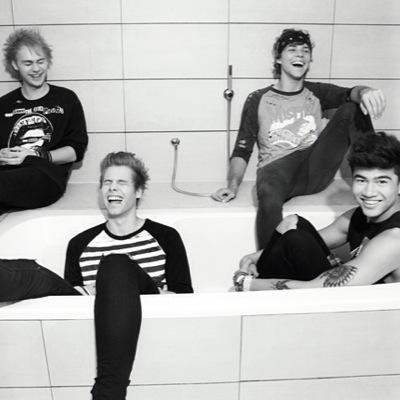 I fell in love with 5SOS the way white gurls love Starbucks.