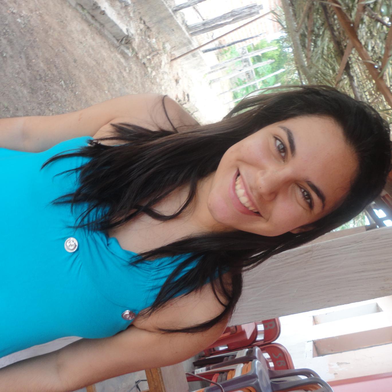 Sou o que quero ser a todo momento , se a 5 minutos atrás , eu disse que queria ser escritora , agora e mais do que nunca quero ser médica.Você é o que quiser.