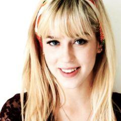 @sophiaabrahao Hoje eu te amo um pouco mais do que amava ontem e com certeza um pouco menos do que vou amar amanhã!Eu sei que um dia ainda vou te conhecer!