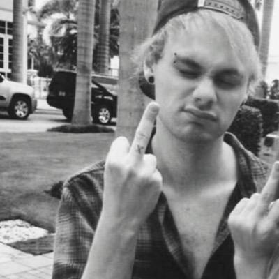 hey babe can you plz follow @SheniahR she will follow you back, I promise LUV ya