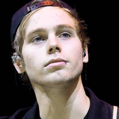 just a little bit in love with four guys from sydney that do weird shit sometimes || it's not going to say hello, it's a cow luke