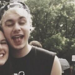 rt this i dare you http://t.co/v9NLLkC5Ou  tweet if you want a dm to luke or band! :)