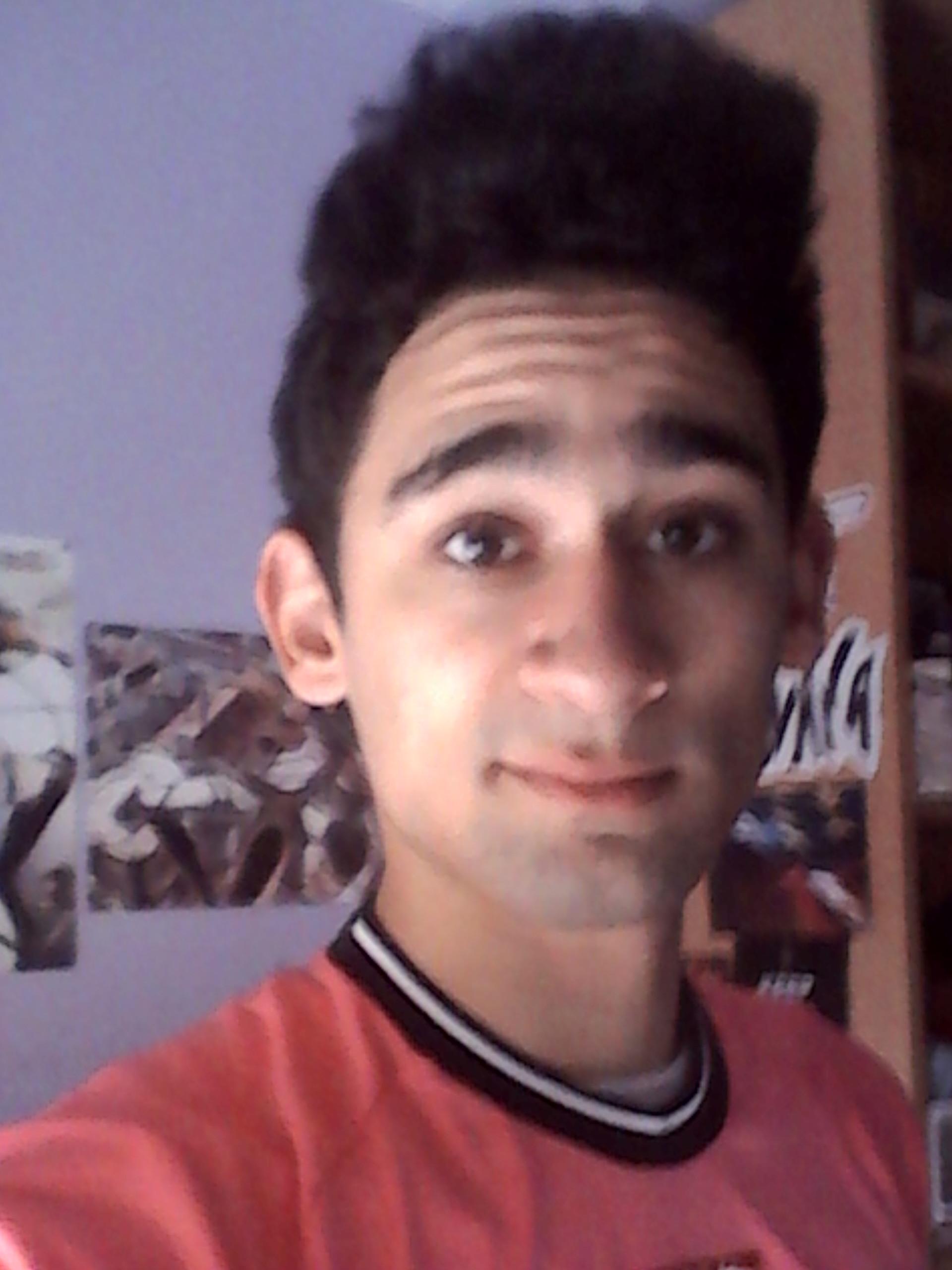 18.Granadino.Jungler y en mis ratos libres Support.Actualmente Oro V . Mi nombre de invocador: Omarixii