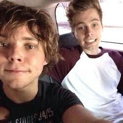 I gave you a feee follow to help you gain so follow @5soskuwtk for me x