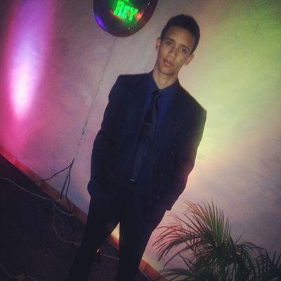 Hay muchas formas de ser feliz....a mí la que más me gusta es estar contigo!! :$