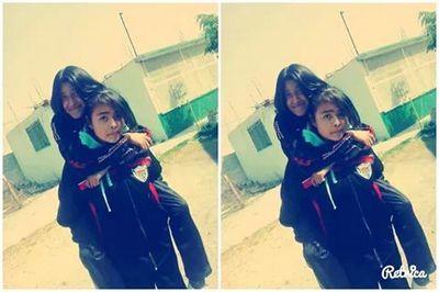 Ella sabía que él no la quería,pero aún sabiéndolo no dejaba de emocionarse cada que él la miraba :3