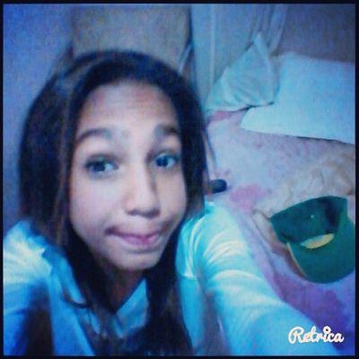 hey eu sou aquela menina com um sorriso no rosto