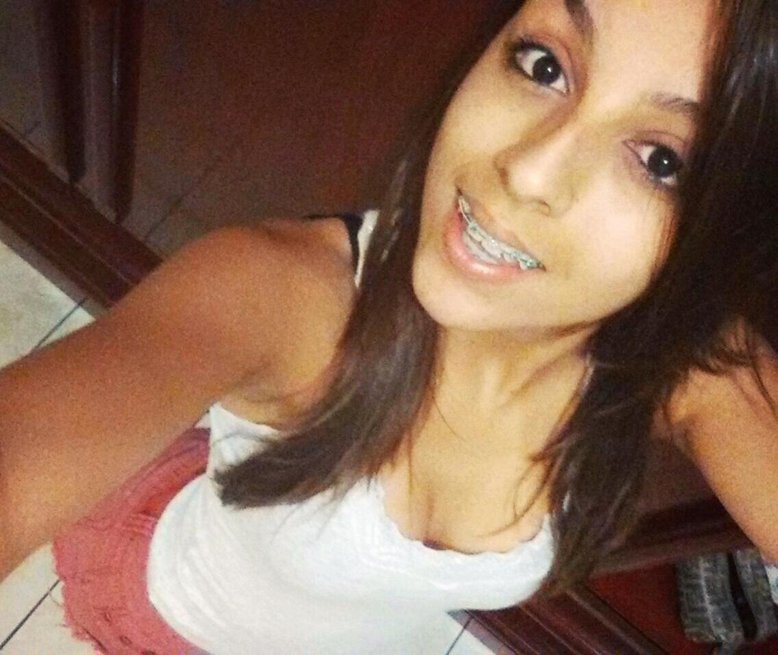 Elα é perfeitα, mαs tem inúmeros defeitos.
Elα fαlα αlto, gritα, dá gαrgαlhαdαs, mas se fαz de tímidα.
Elα é sαntα, mαs sabe provocαr ★