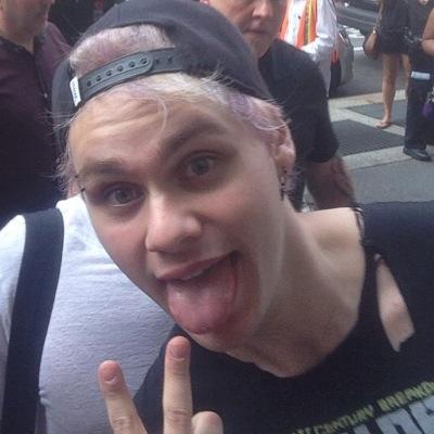 if u want a dm to cake & mike +band just rt the link in my bio please! doing dms on @calumsharry