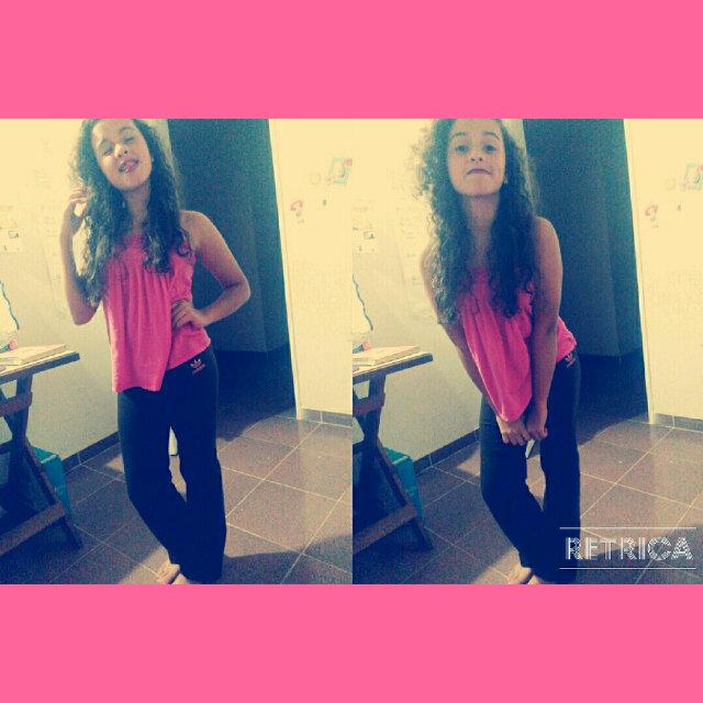 Buenas*-* me considero una chica uncia:3me encantas los deportes! En especial el karate y el futbol:G,,y no uso mucho twitter