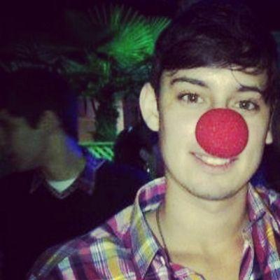 Bahiense.Profesor de tenis.Fanatico enfermo de River.Aguante callejeros:La musica no mata.CARP (L