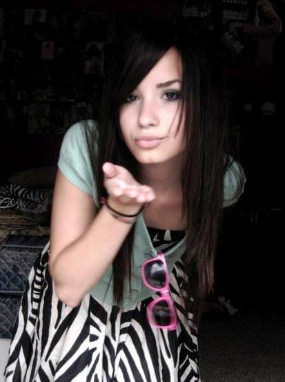 im very sweet and nice i love to make new friends and im single:)