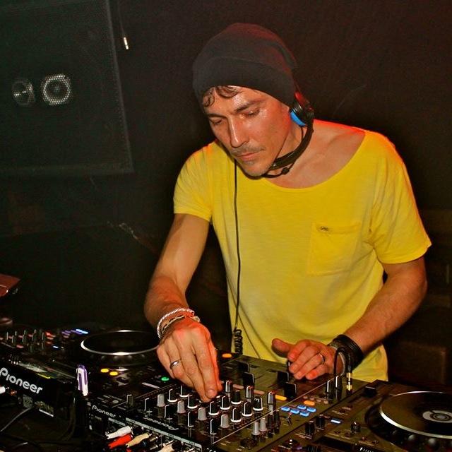 Dj & Producer -- http://t.co/DY8M6D9Akj -- http://t.co/xjEZqbRXoH -- Booking: juancarlos@freshagency.es
