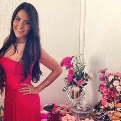Apasionada del ser humano, el café y futbol americano. 
Psicóloga, Geek y Coach. 
Hay preguntas ingenuas, tediosas y mal formuladas, pero nunca tontas.