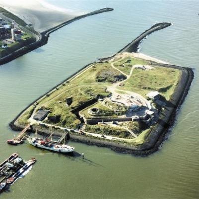 Forteiland IJmuiden, een mystiek eiland tussen de pieren van IJmuiden. Onderdeel van de Stelling van Amsterdam en Unesco werelderfgoed, een bezoek waardig.