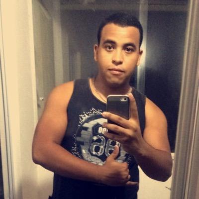 Estudante de Farmácia, cinéfilo, viciado em música e série.