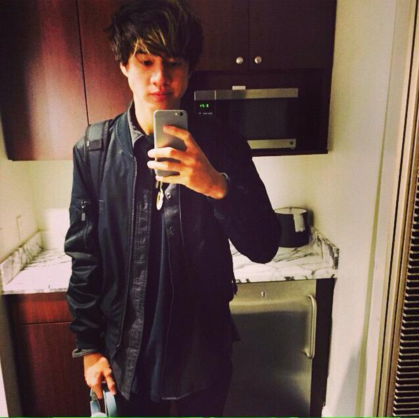 Abro minhas pernas pros integrantes de uma tal de 5SOS