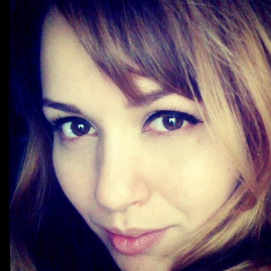 Esposa. Diseñadora. Empresaria. Curiosa. Cuenta chistes.