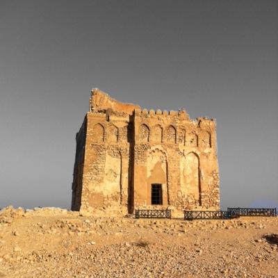 ‏حل العقال واطلقني الى سعتي ففي سجونك للميدان فرسان. ..... يا دهر يا باخس الأحرار حقهم أعط العدالة ان الله ديان ........   ابو مسلم البهلاني