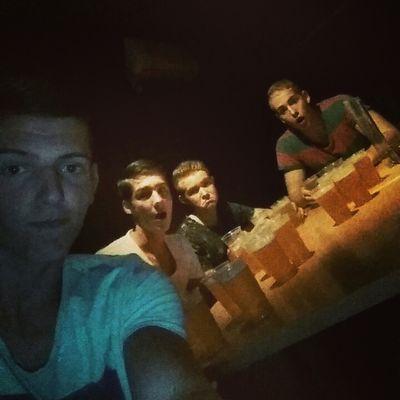 ● party animal● levens genieter ● in het bezit van een notenbomenbos met kippen en konijnen ●