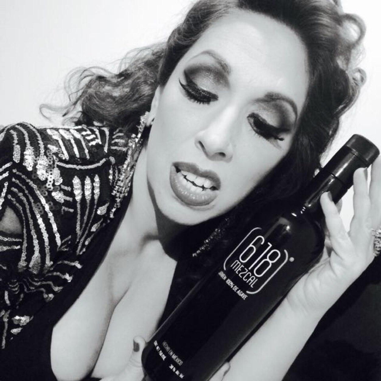 Su color favorito es el ROSA MEXICANO y ella entre todas LAS CHICAS YE-YE es MÁS BONITA QUE NI UNA. Ella es REGINA OROZCO y nosotras, sus MINIBIZCOCHITAS.