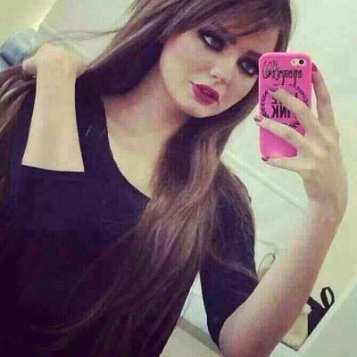 مجنونه عادي دلوعه اكييييد محبوبه شي طبيييعي حلوه ما في شگ واللي مو عاجبه يطق ويموووووت ويكتب ع قبره ثقتها ب حالها قتلتني