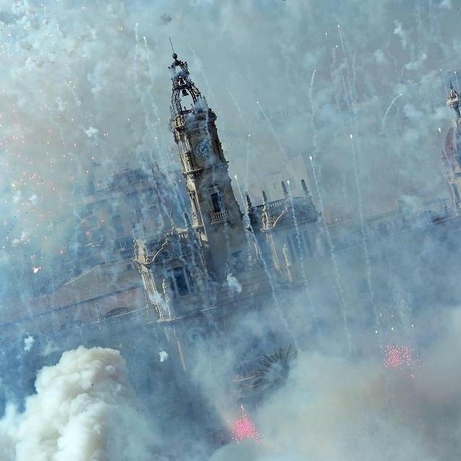 Disfruta de la mejor oferta de ocio en la ciudad valenciana. Acompáñanos en nuestras mascletas y actos falleros desde una posición privilegiada. ¡Te esperamos!