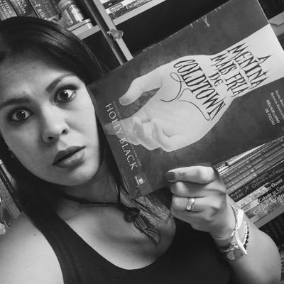 Si_by's profile picture. Leitora compulsiva 📚, arquivista 🗂, estudante de Letras 📝, alegre na maioria do tempo 😁, a garota que escreve no insta @papo_literario 📝