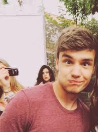 Tudo por 1 gay e 4 bi 
One Direction