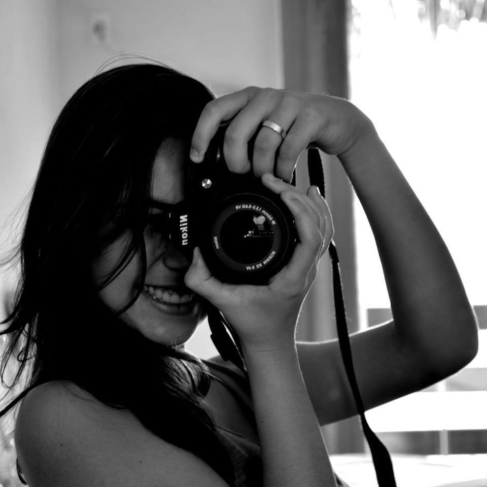 ★:  Sou uma garota como outra qualquer, insegura, gosto de  sonhar  e imaginar além do que eu possa viver.[...]'³.