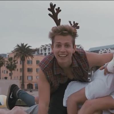 buttercupmcvey's profile picture. james follows (+band)