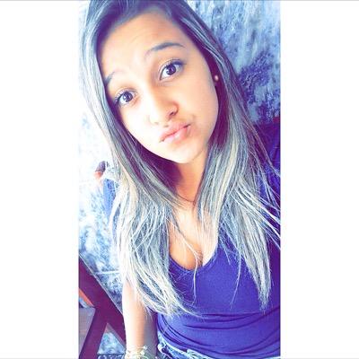 A vida é pra quem se arrisca, pra quem chora, rir alto, faz merda, pra quem vive ✌️