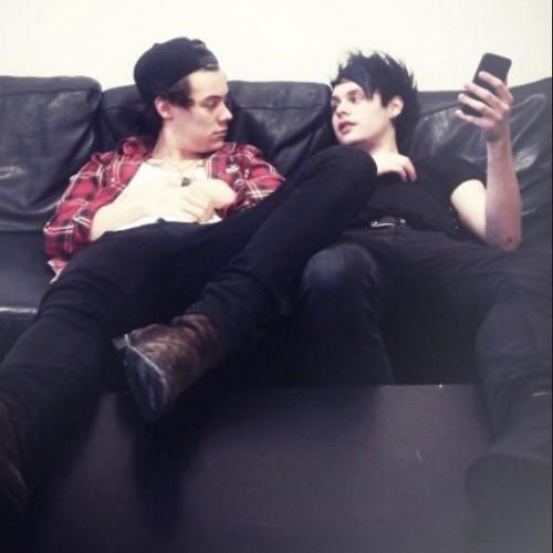 I'LL USE THIS ACC ONLY TO VOTE FOR MY IDOLS. RT SOME OF THEM IF YOU WANNA HELP. FOLLOW MY MAIN---- @MyMasterIsPayne
