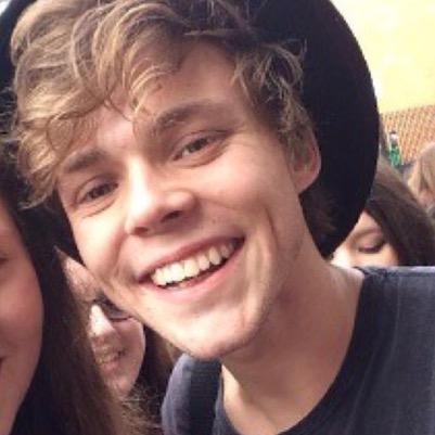 pls follow @90sftirwie bc goals thx!!!! ask for a fb ;0