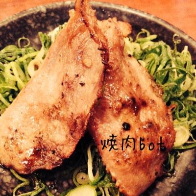 （焼）肉bot。一時間ごとぐらいに定期ツイートが行われます。 アイコンは本人です。