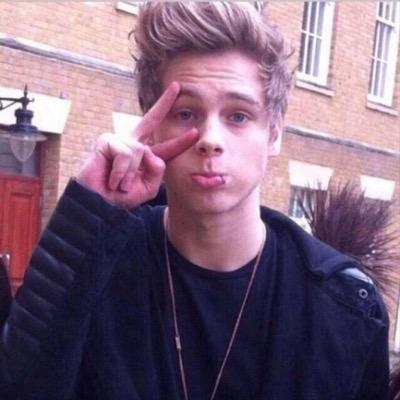 hi sweetie pls go follow @calumft182 love u