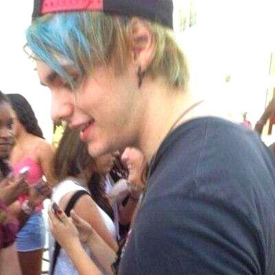 please follow
@StrongDemetriaL and @cliffordftdrug