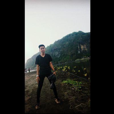 guritnowahyu's profile picture. sanggar seni mahasiswa ekonomi / management '11 Jenderal Soedirman University / @SasmiUnsoed / purwokerto