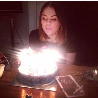 real_hr's profile picture. Design Teacher, Smoothie Drinker, Cactus Aficionado, and Bride to be.