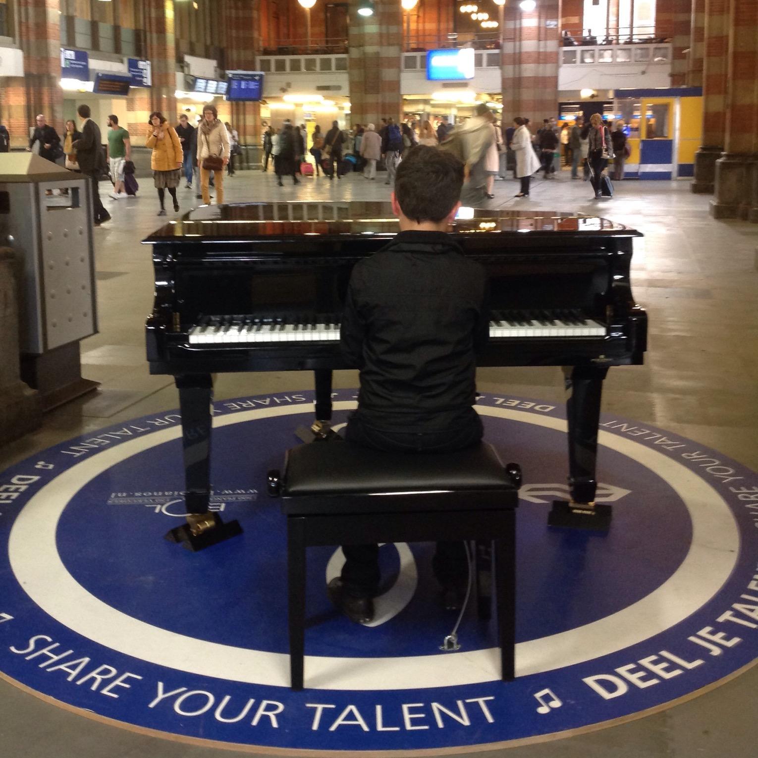 Bespeel mij op Amsterdam Centraal Station Volg mij en stuur je video's! // Play me at Amsterdam Central Station. Follow and send your video's!