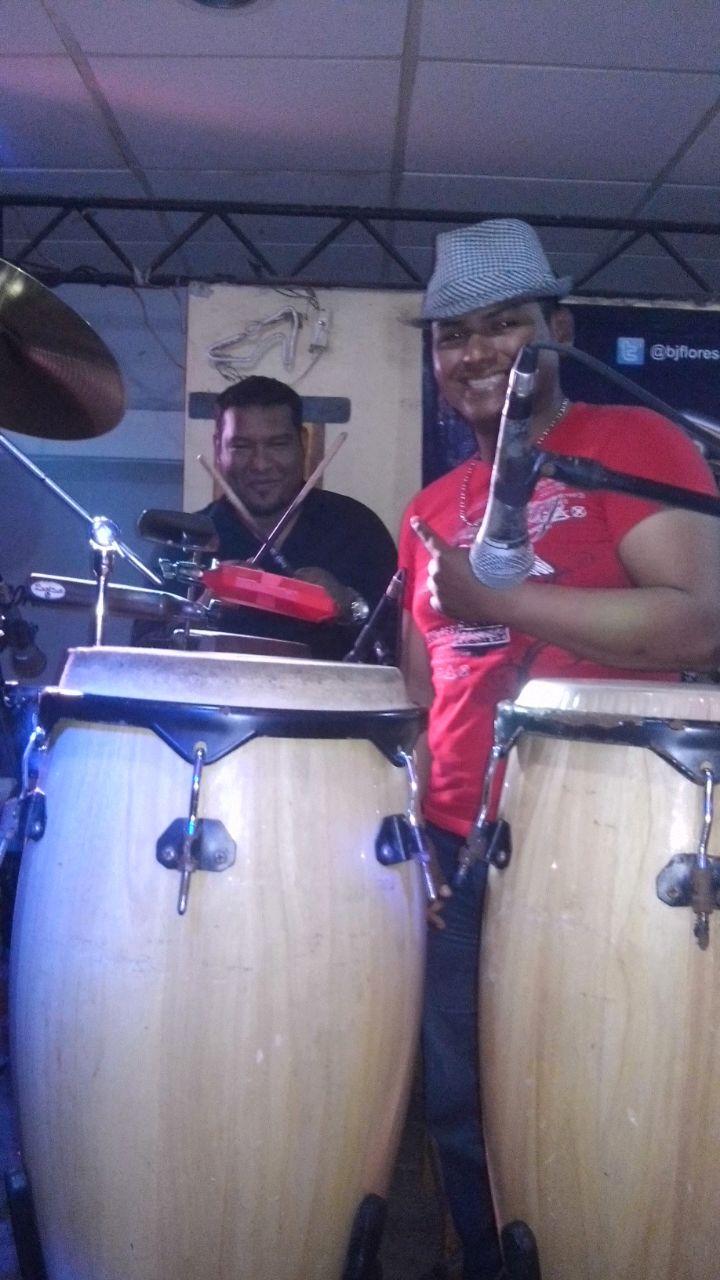 un chico muy divertido buen amigo y musico y DJ.