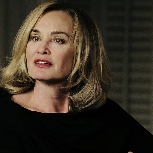 I'm Fiona Goode. YOUR SUPREME. Passando férias no Brasil.