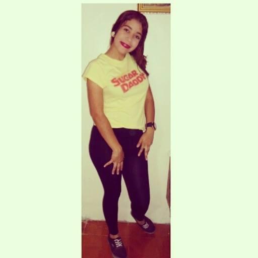 18- Estudiante de Mercadeo. Únicamente enamorada de la vida .                         Instagram; Arantxasam