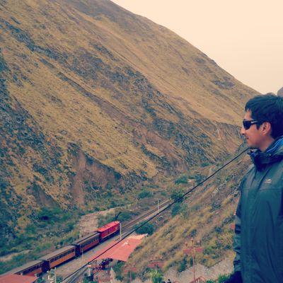 El conglomerado de un todo, sentimientos, sangre y sueños.. Fugitivo de la ciudad, mendigo de oxígeno.. Soy algo así como un cronopio..! Suena un café..!