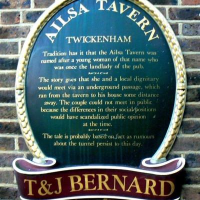 Real ales plus gourmet burgers and artisan pizzas in convivial, 19th-century inn with garden.